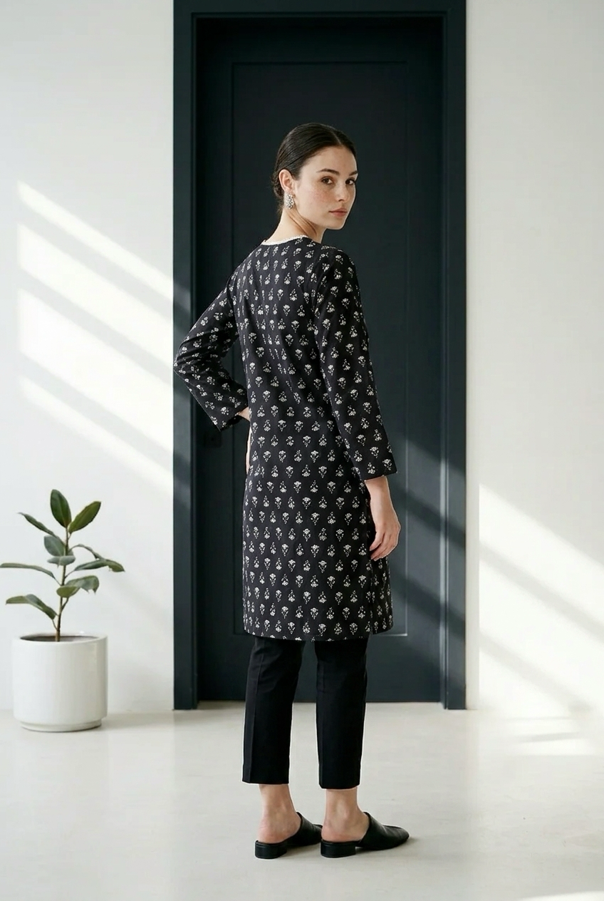 Aura in black kurti
